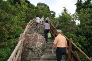 老人登山图